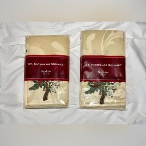 NEW Two (2) Sets of 4 St Nicolas Square Holiday Napkins Holly and Berry